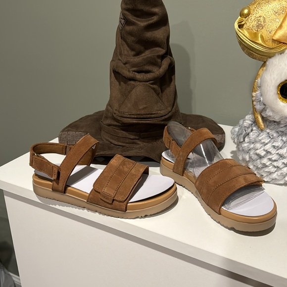 UGG sandals NWT kids 4/woman’s 6 Goldenstar - Picture 2 of 4